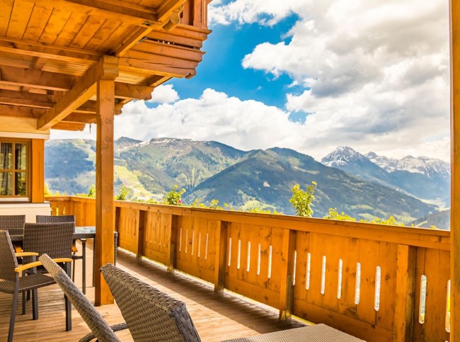 Balkon mit Blick ins Tal