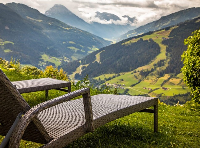 Sonnenliegen mit Panoramablick