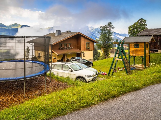 Trampolin und Spielplatz