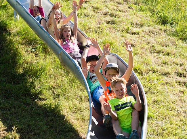 Kinder haben Spaß in der Rutsche