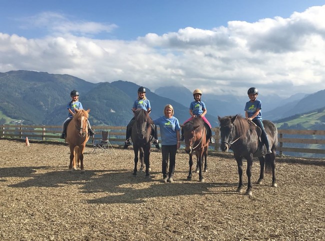 Kinder beim Reiten am Reitplatz